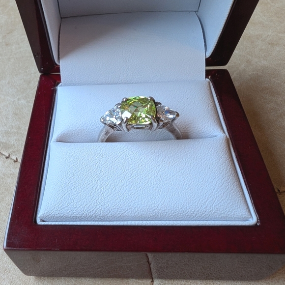 3 stone ring with vibrant green centre - Picture 2 of 6